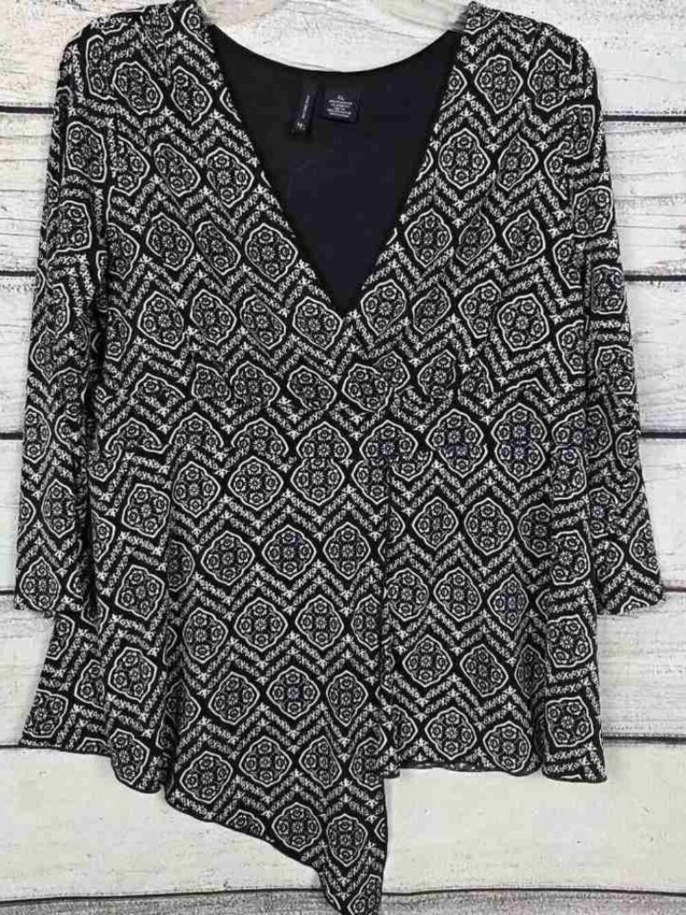 Black White Geo Print V-Neck Asymmetrical Hem Blouse